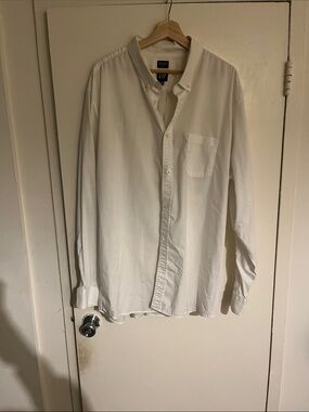 GAP Men’s White Button-Down Oxford Shirt